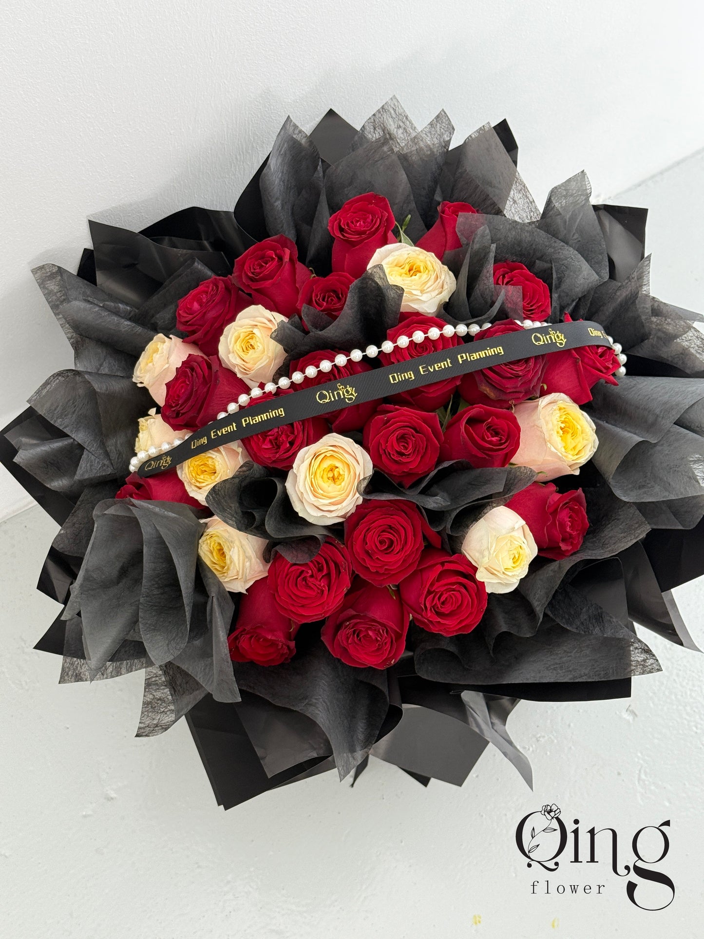 Scarlet Ivory Rose Bouquet (HB 21)