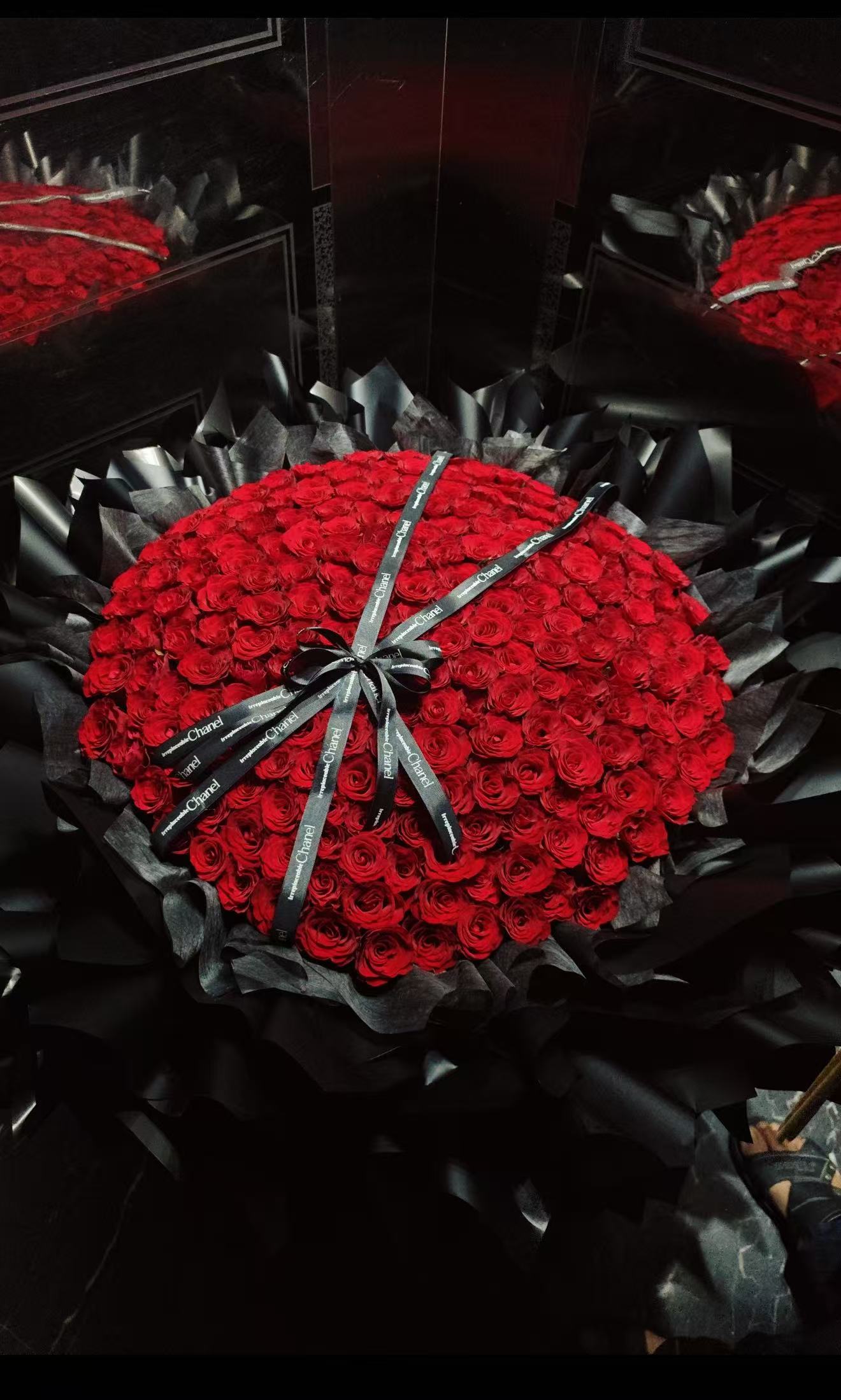 199-999 Stalks Red Rose Bouquet (HB 17)