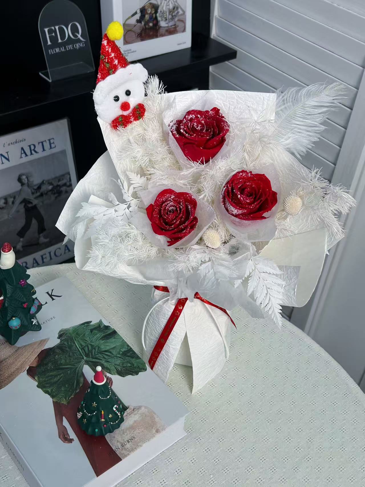 Snowy Christmas Mini Bouquet (HB 86)