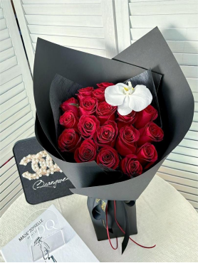 Dark Romance Rose Bouquet (HB 35)